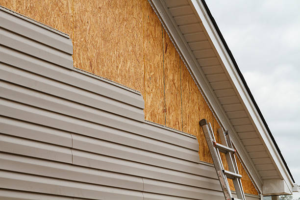 Professional Siding technician working in Aberdeen, OH